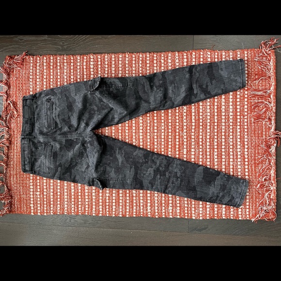 Guess high waisted cargo skinny jeans. Size 27 grey and black camo - Picture 2 of 4